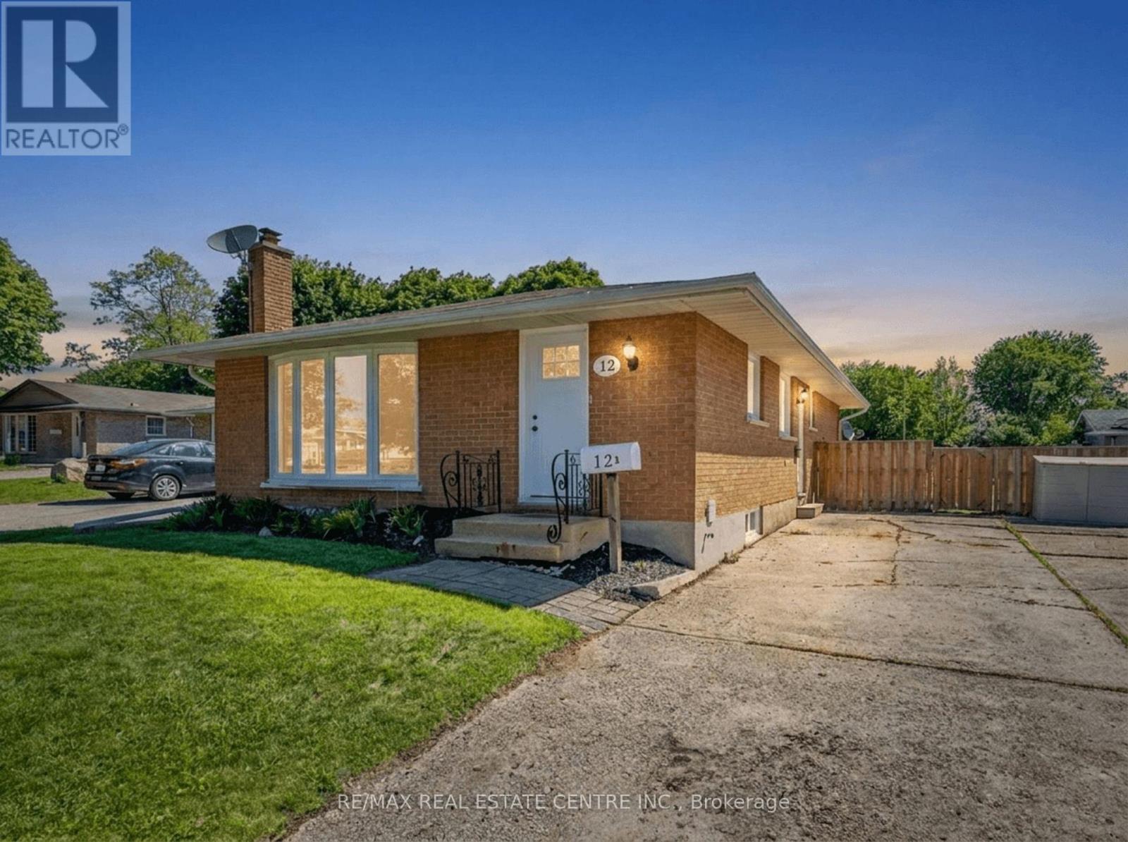 12 Selkirk Court, Kitchener, Ontario  N2E 1M3 - Photo 2 - X13239484