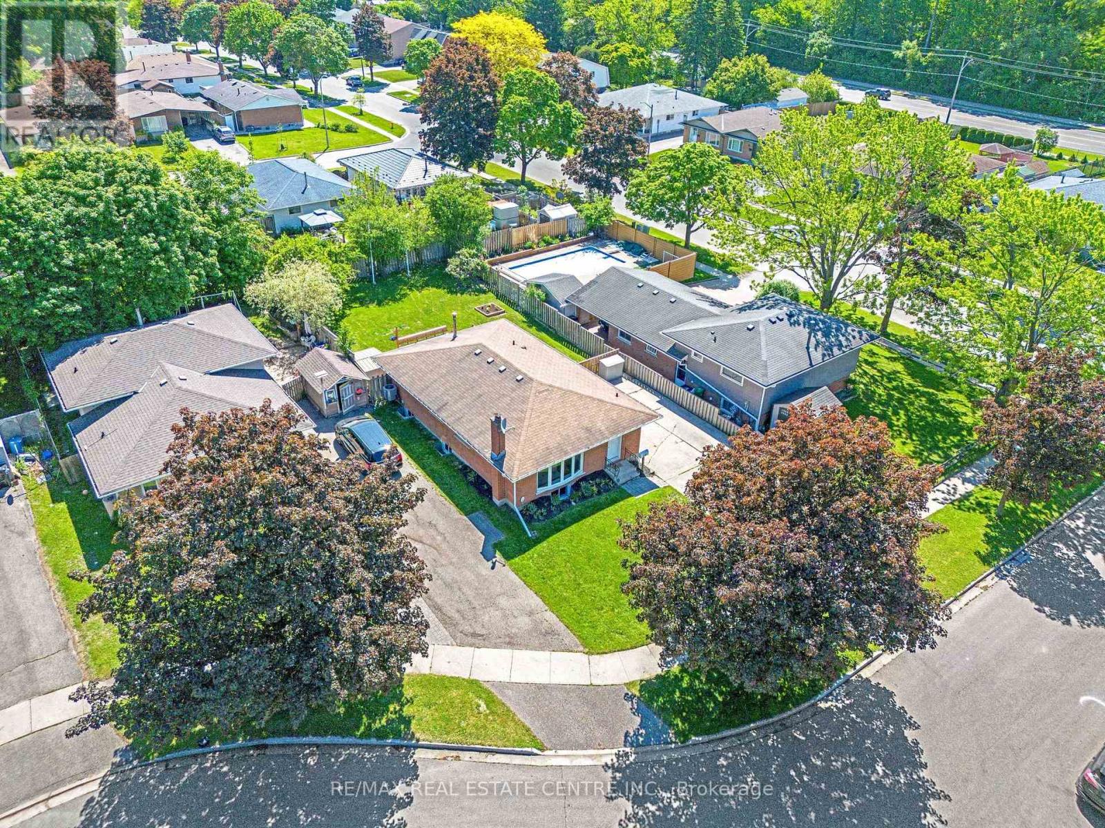 12 Selkirk Court, Kitchener, Ontario  N2E 1M3 - Photo 5 - X13239484