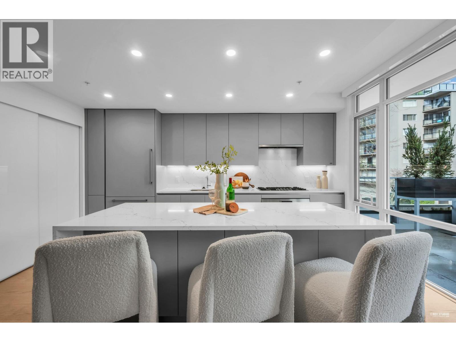 301 1331 Marine Drive, West Vancouver, British Columbia  V7T 1B6 - Photo 2 - R3132136