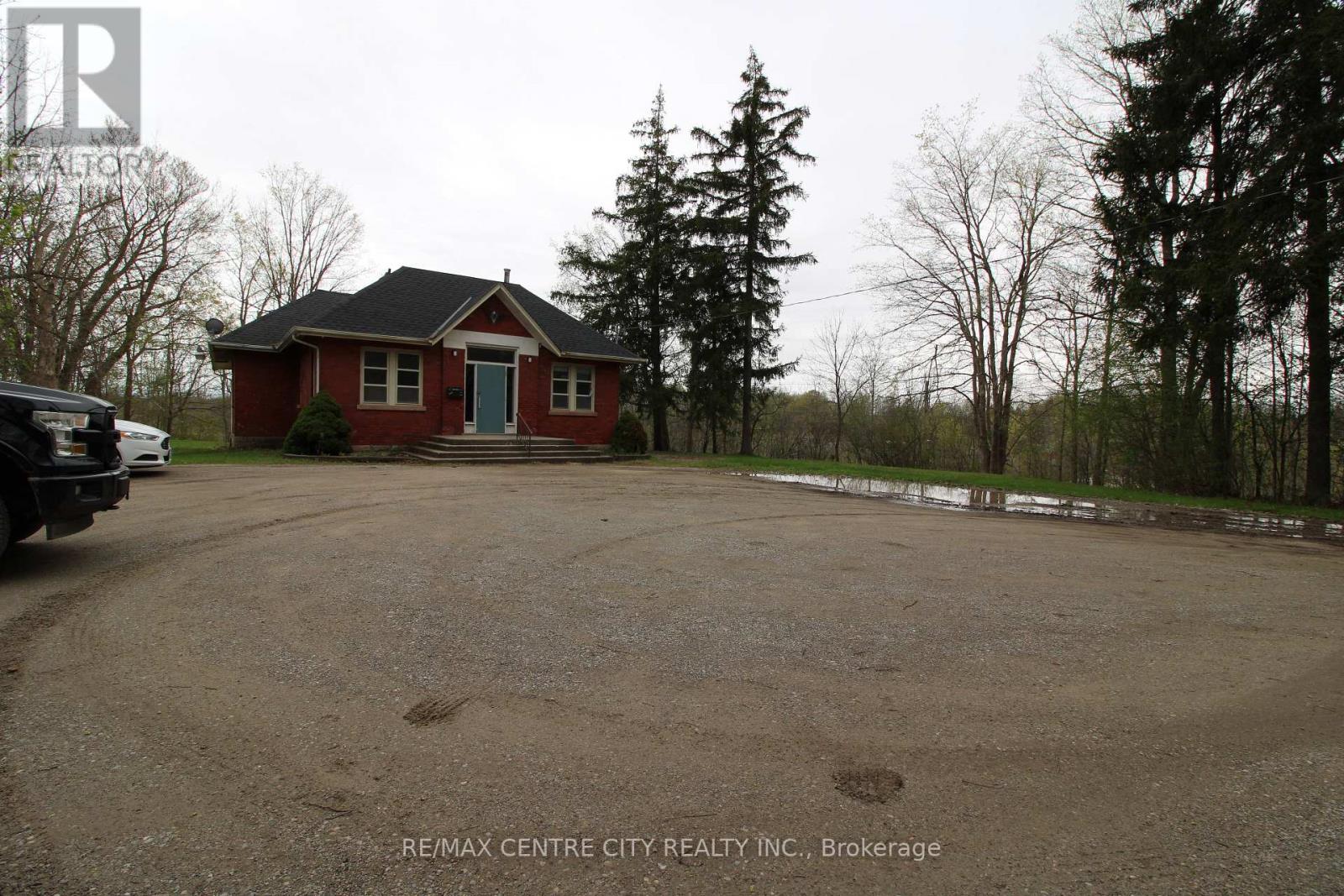 12 Chester Street, St. Thomas, Ontario  N5R 1T8 - Photo 2 - X13240064