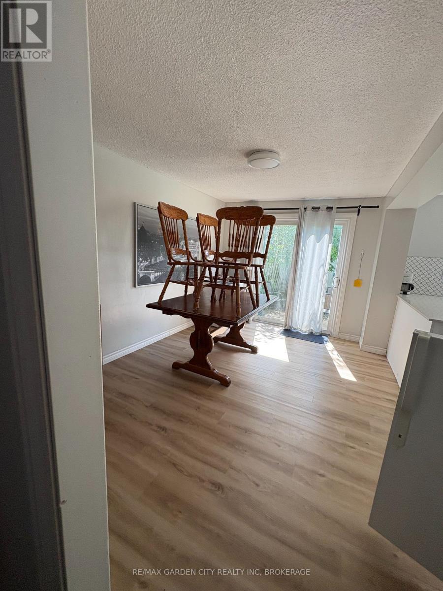 105 Tupper Drive, Thorold, Ontario  L2V 4C9 - Photo 4 - X12886650