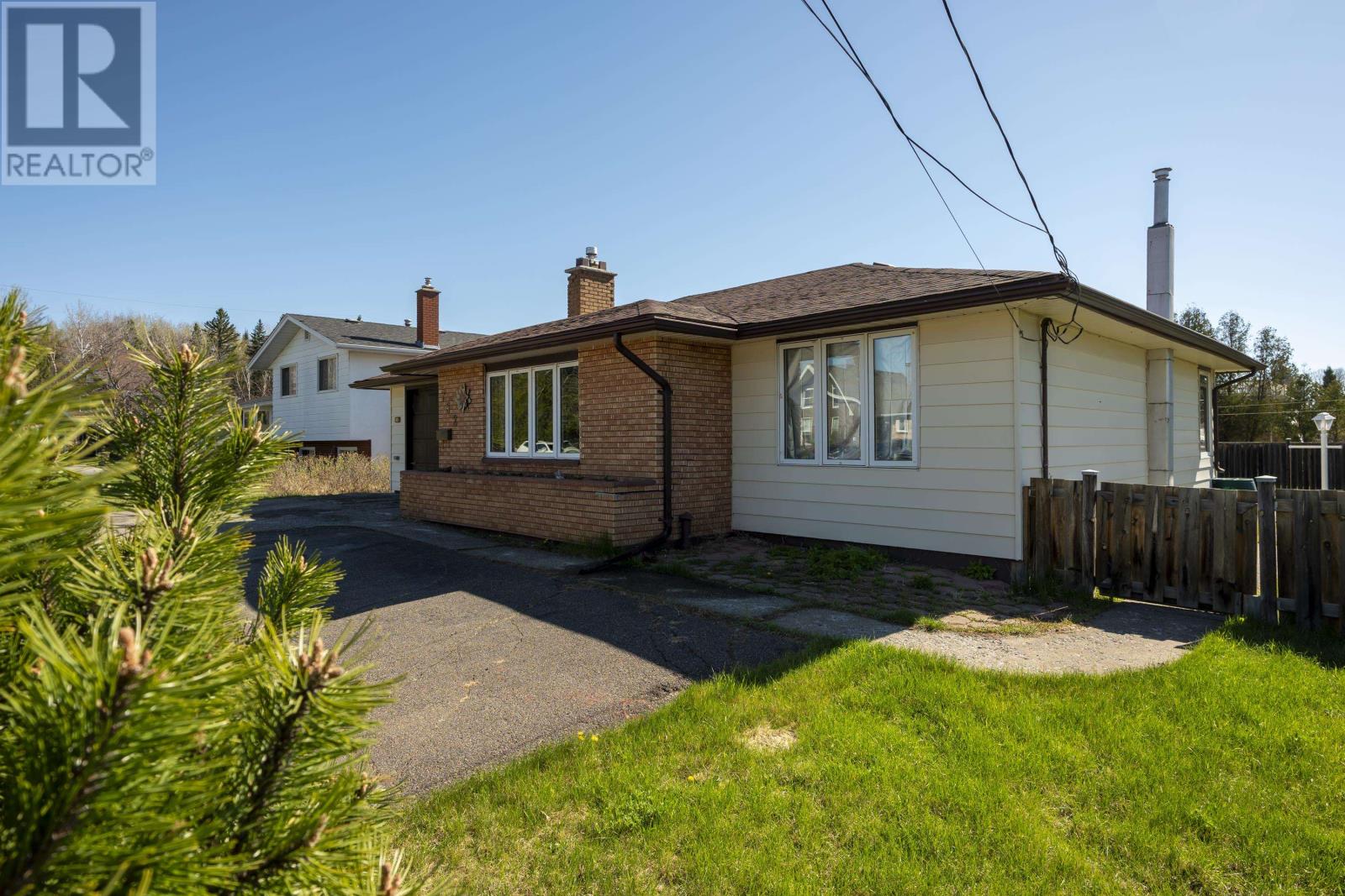 752 Leslie Ave, Thunder Bay, Ontario  P7A 2A2 - Photo 2 - TB2601232