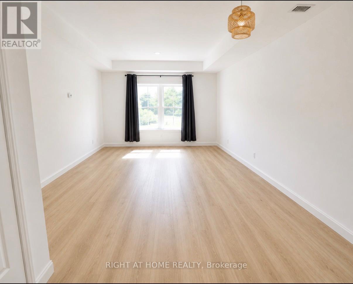 202 - 1 Centre Street W, Richmond Hill, Ontario  L4C 3P3 - Photo 5 - N13239556