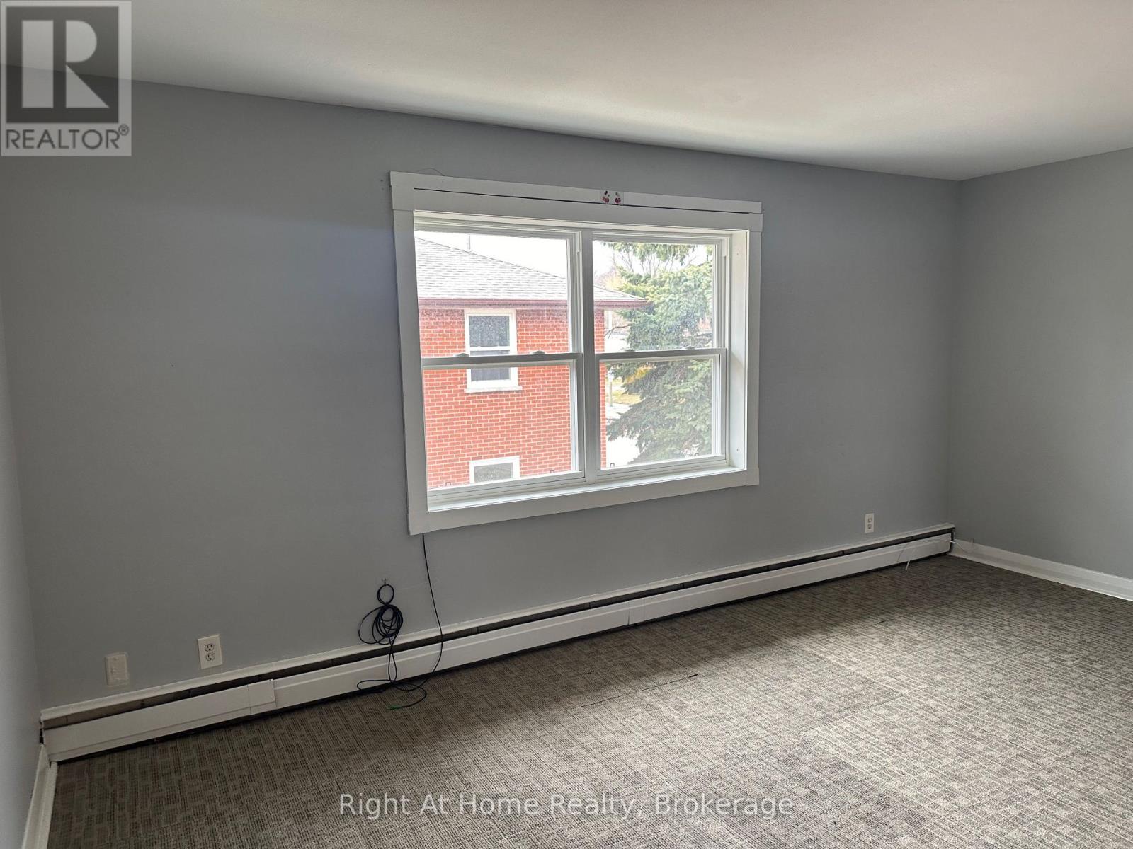 Apt. 4 - 119 Rossland Road E, Oshawa, Ontario  L1G 2W5 - Photo 2 - E13240092