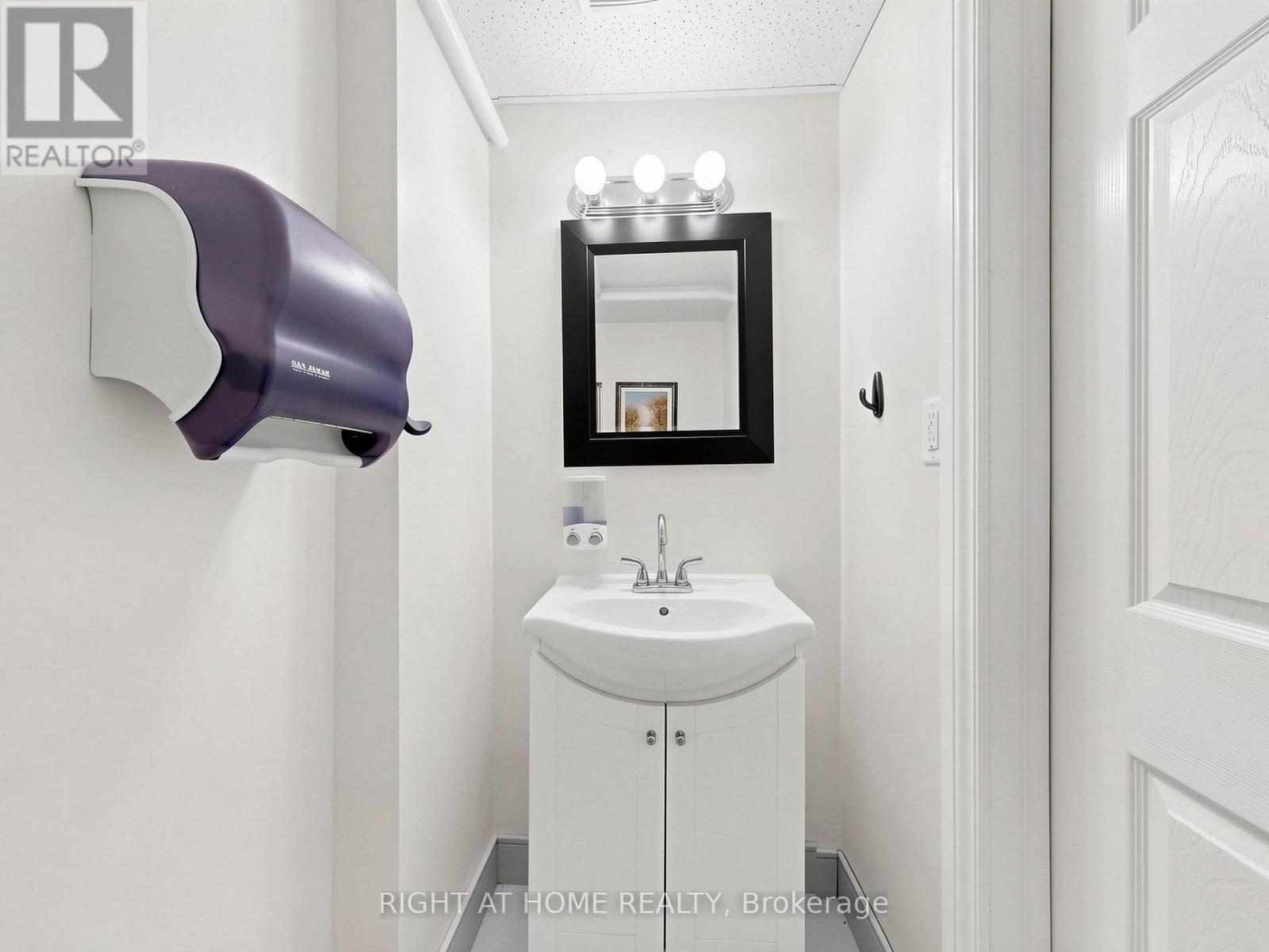 701 The Queensway Avenue, Toronto, Ontario  M8Y 1L2 - Photo 22 - W13239608