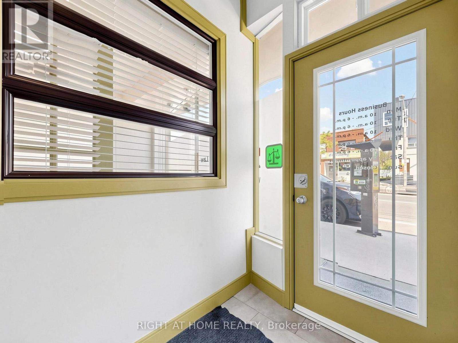 701 The Queensway Avenue, Toronto, Ontario  M8Y 1L2 - Photo 4 - W13239608