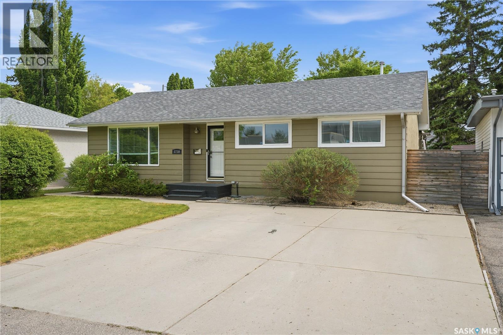 1710 Drinkle Street, Saskatoon, Saskatchewan  S7J 0P7 - Photo 2 - SK038229