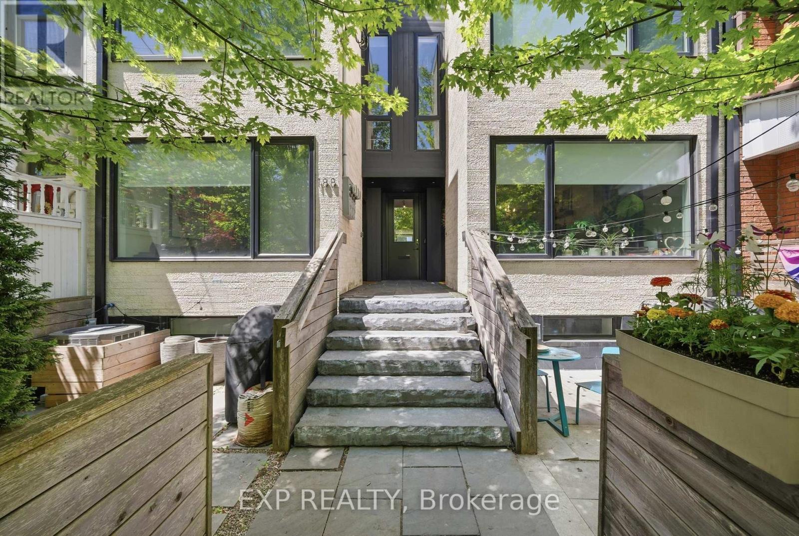 B - 188 Lippincott Street, Toronto, Ontario  M5S 2P1 - Photo 2 - C13240116