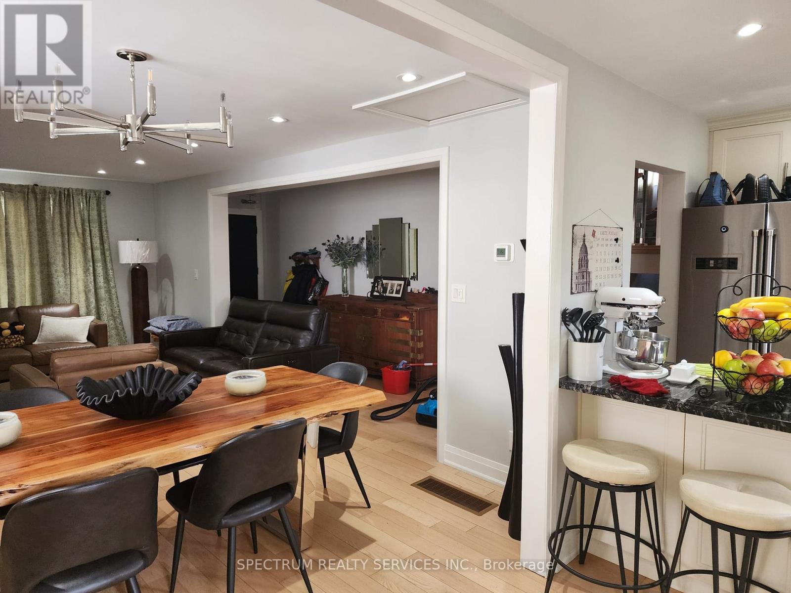 8 Munford Crescent, Toronto, Ontario  M4B 1C1 - Photo 4 - E13240208
