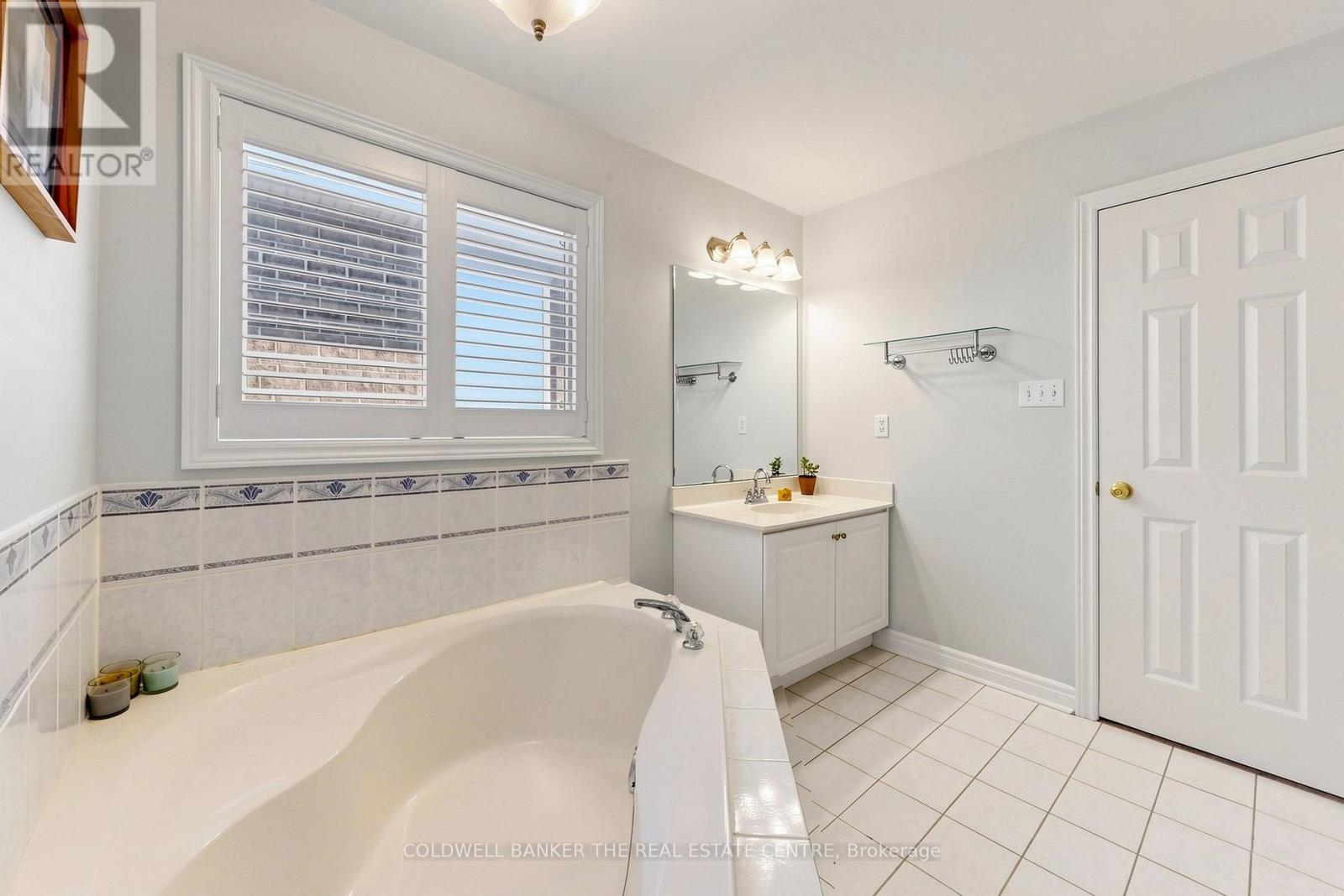 352 Coachwhip Trail, Newmarket (Woodland Hill), Ontario  L3X 2R6 - Photo 23 - N13240046