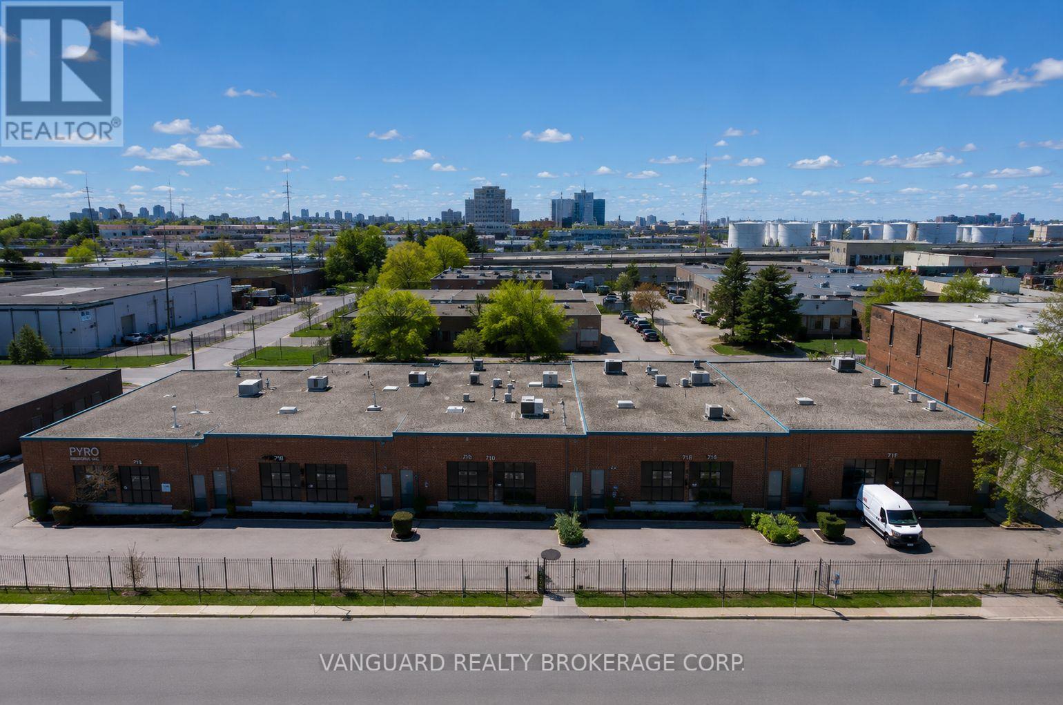 102 Martin Ross Avenue, Toronto, Ontario  M3J 2L4 - Photo 6 - W12478097