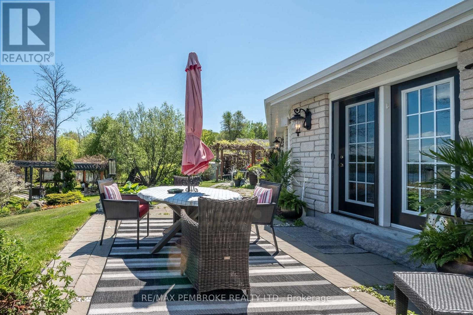 11 Fairway Drive, Petawawa, Ontario  K8A 8N2 - Photo 12 - X13240266