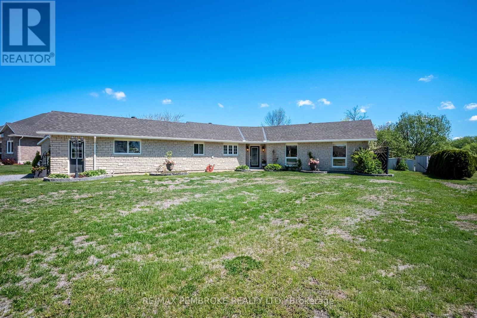 11 Fairway Drive, Petawawa, Ontario  K8A 8N2 - Photo 3 - X13240266
