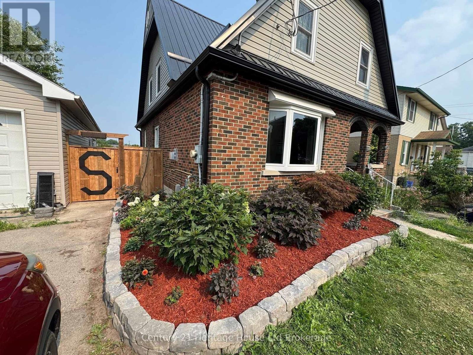 87 Bay Street, Woodstock, Ontario  N4S 3K7 - Photo 1 - X13240396