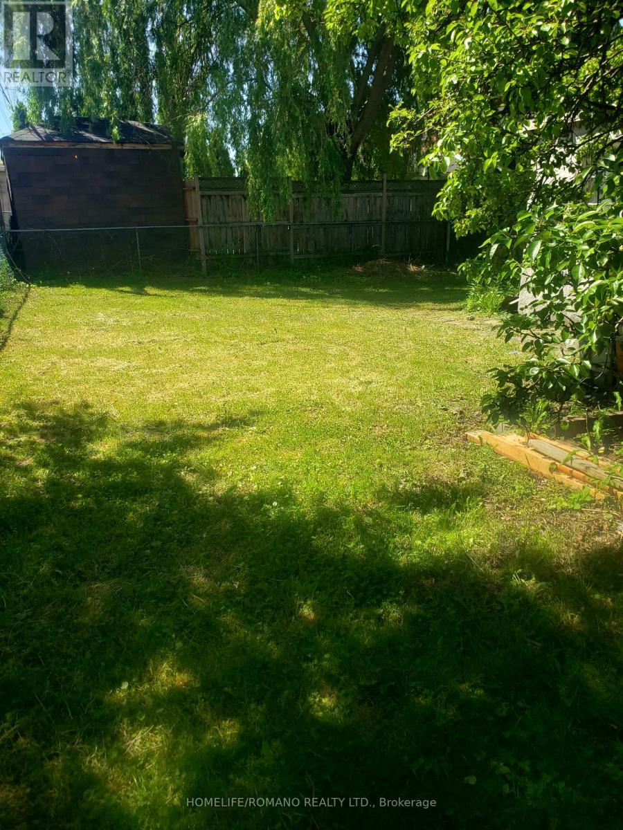 67 Beechborough Avenue, Toronto, Ontario  M6M 1Z6 - Photo 14 - W13039282
