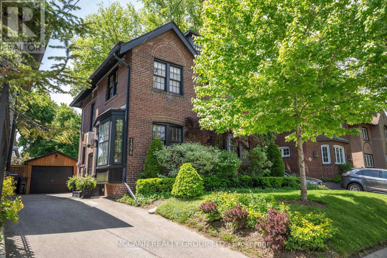 <div class="slider-price">$1,995,000</div><p>1396 Mount Pleasant Road, Toronto, Ontario</p>