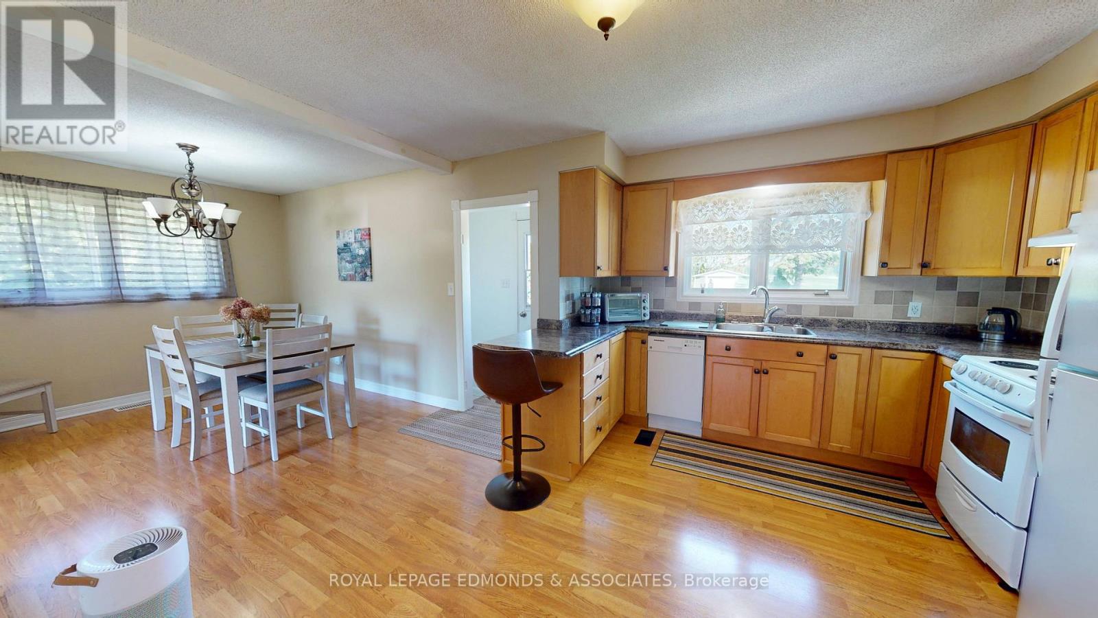 11837 Round Lake Road, Laurentian Valley, Ontario  K8A 6W8 - Photo 12 - X13240756