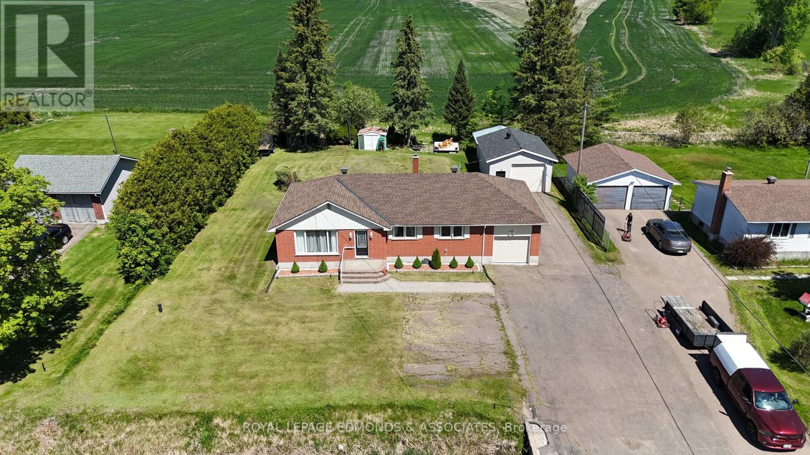 11837 Round Lake Road, Laurentian Valley, Ontario  K8A 6W8 - Photo 3 - X13240756