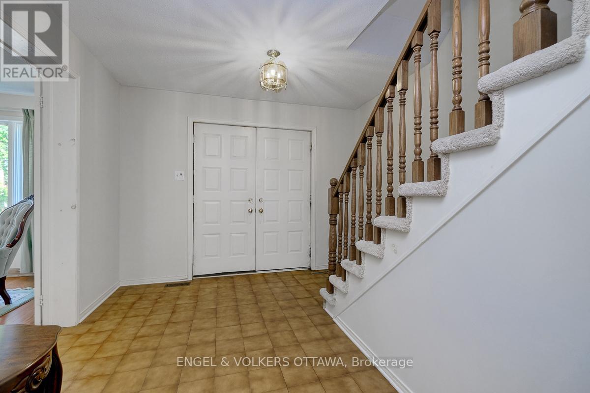 210 Cypress Court, Ottawa, Ontario  K2H 8Z8 - Photo 3 - X13240722
