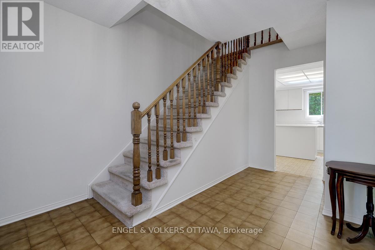 210 Cypress Court, Ottawa, Ontario  K2H 8Z8 - Photo 4 - X13240722