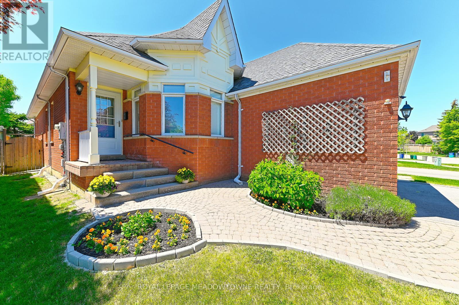 16 Harrop Avenue, Halton Hills, Ontario  L7G 5R2 - Photo 3 - W13240292