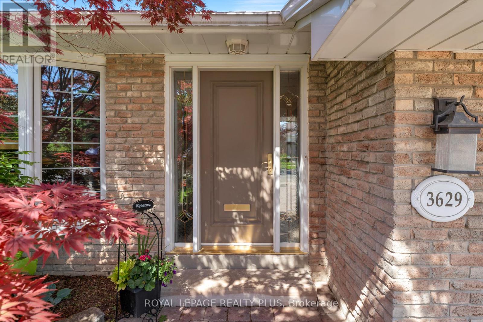 3629 Swirlingleaves Crescent, Mississauga, Ontario  L4Y 3P7 - Photo 2 - W13240370