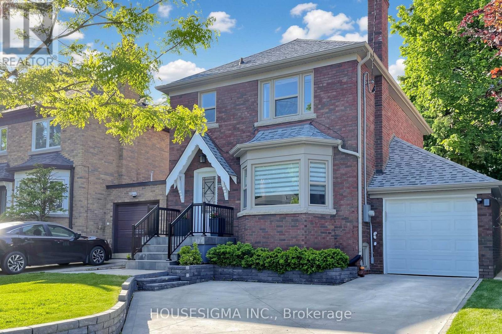 <div class="slider-price">$1,798,000</div><p>448 Broadway Avenue, Toronto, Ontario</p>