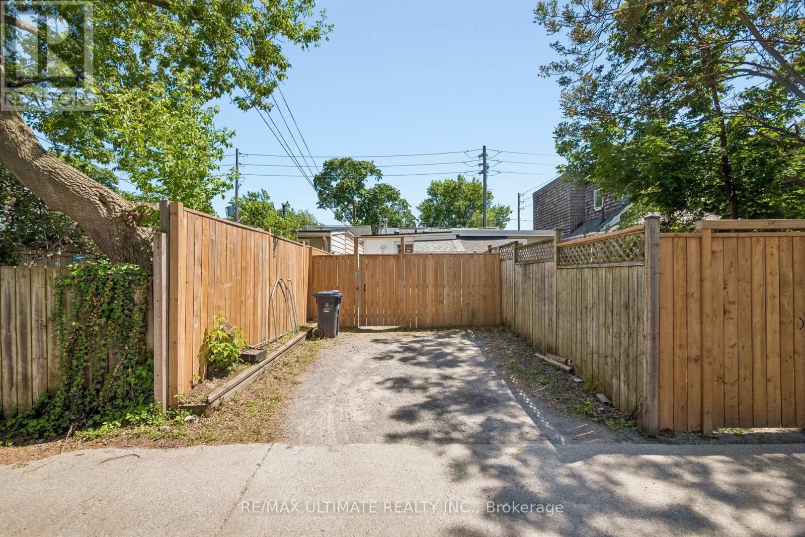 132 Hanson Street, Toronto, Ontario  M4C 1A4 - Photo 37 - E13240786