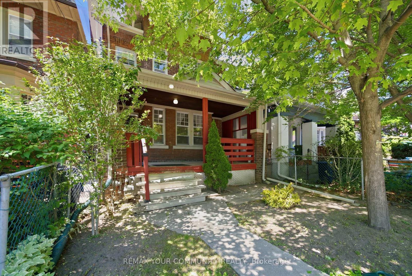 <div class="slider-price">$999,000</div><p>22 Coady Avenue, Toronto, Ontario</p>