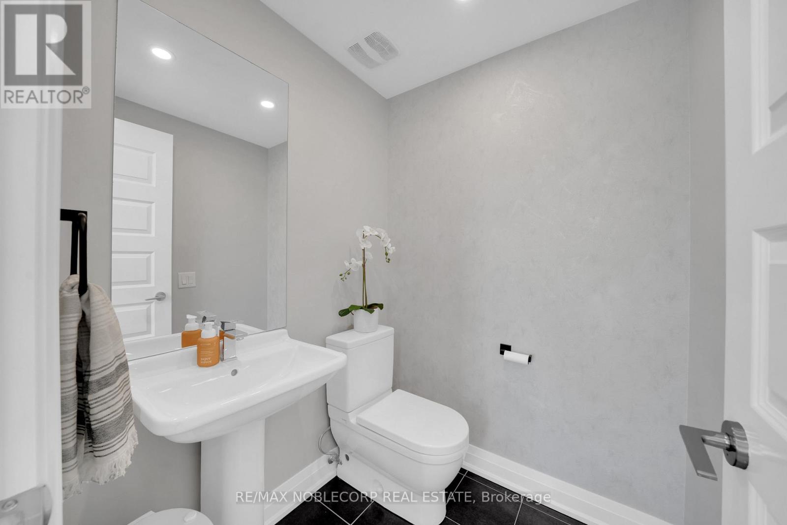 40 - 8167 Kipling Avenue, Vaughan, Ontario  L4L 0G4 - Photo 23 - N13240530