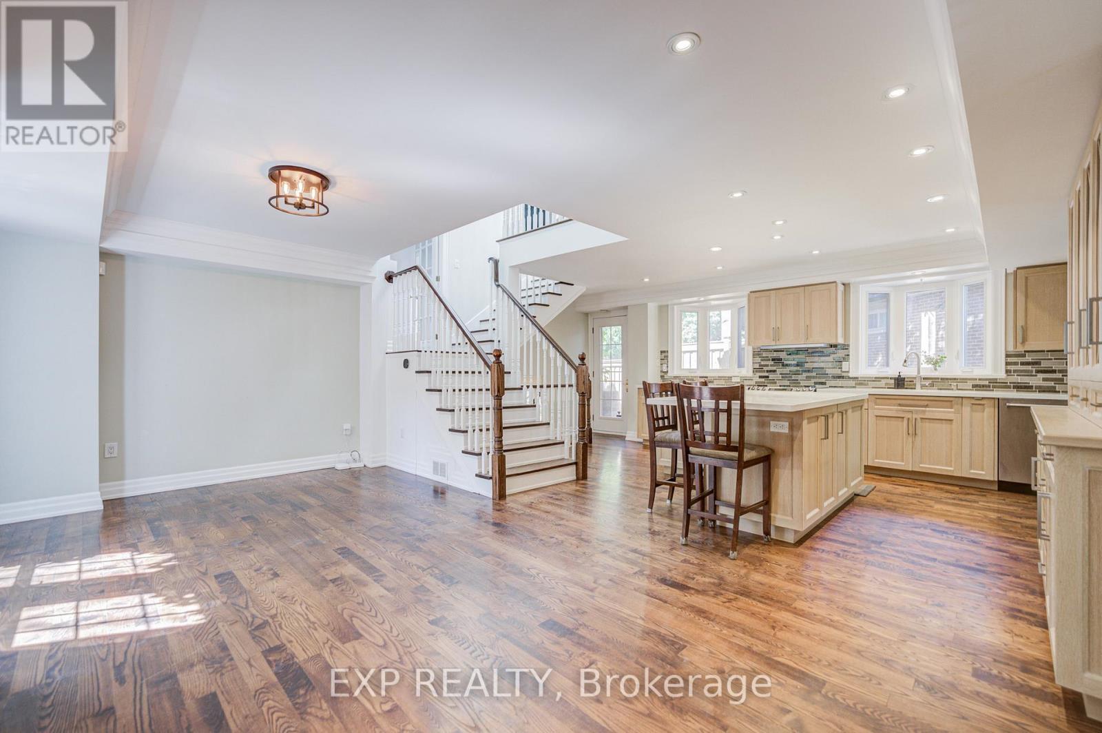 82 Derby Court, Newmarket, Ontario  L3Y 5Z9 - Photo 6 - N13240570