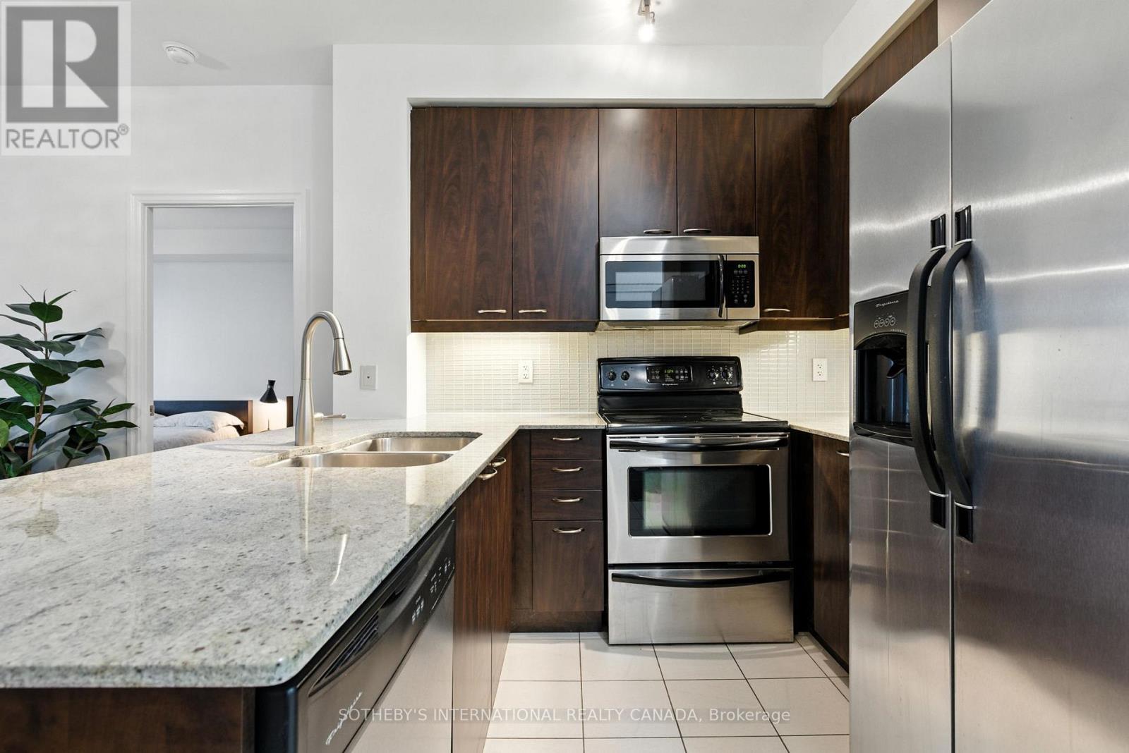 502 - 500 St Clair Avenue W, Toronto, Ontario  M6C 1A8 - Photo 2 - C13240956