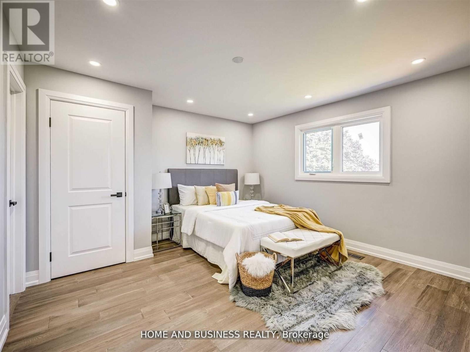 Upper - 470 Louis Drive, Mississauga, Ontario  L5B 2J6 - Photo 11 - W13240610