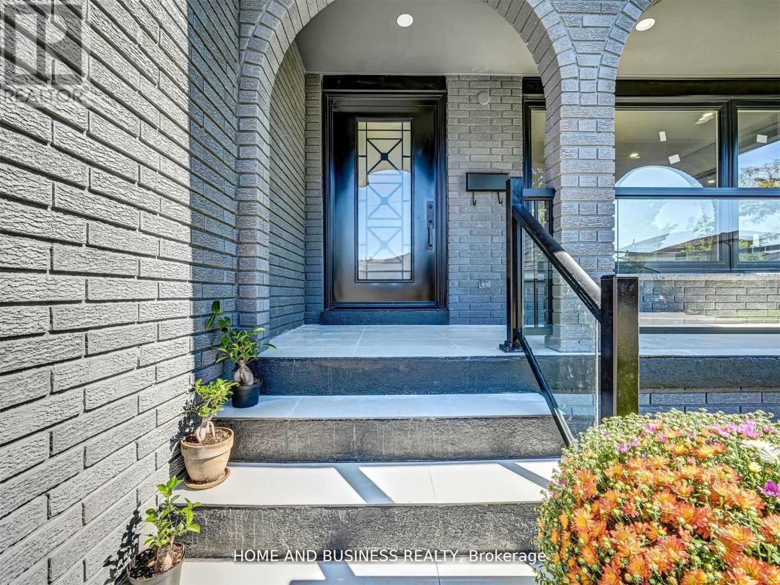 Upper - 470 Louis Drive, Mississauga, Ontario  L5B 2J6 - Photo 2 - W13240610