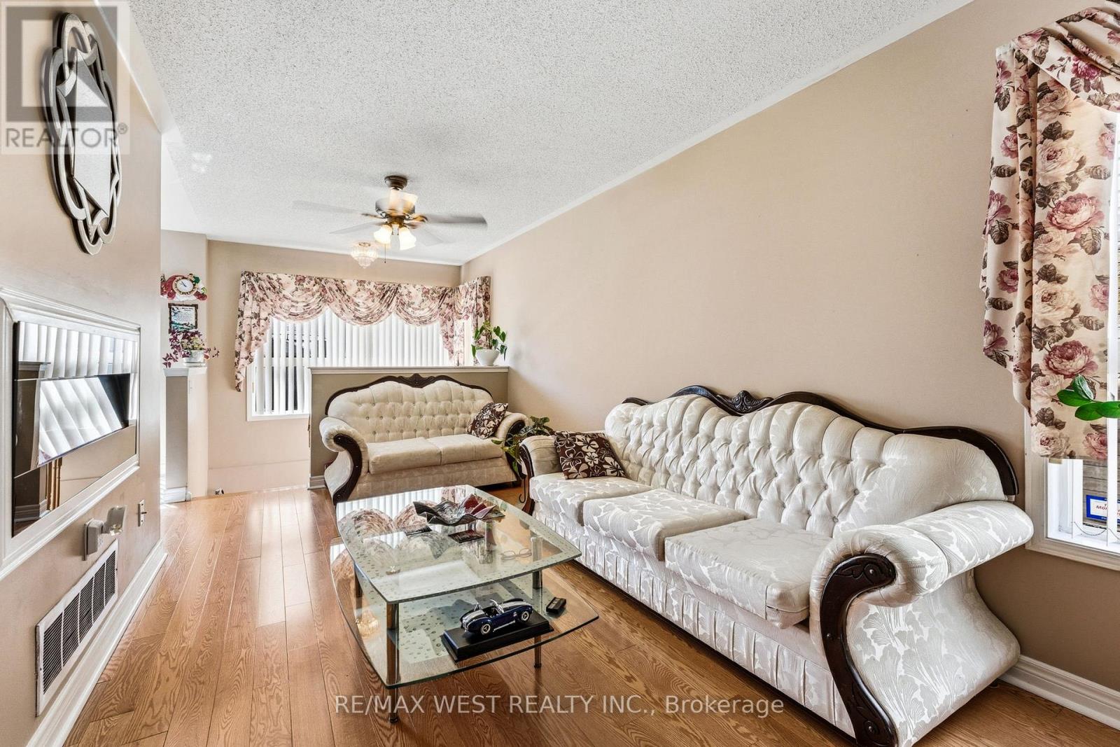 18 Needlewood Lane, Brampton, Ontario  L6R 2N2 - Photo 4 - W13240824