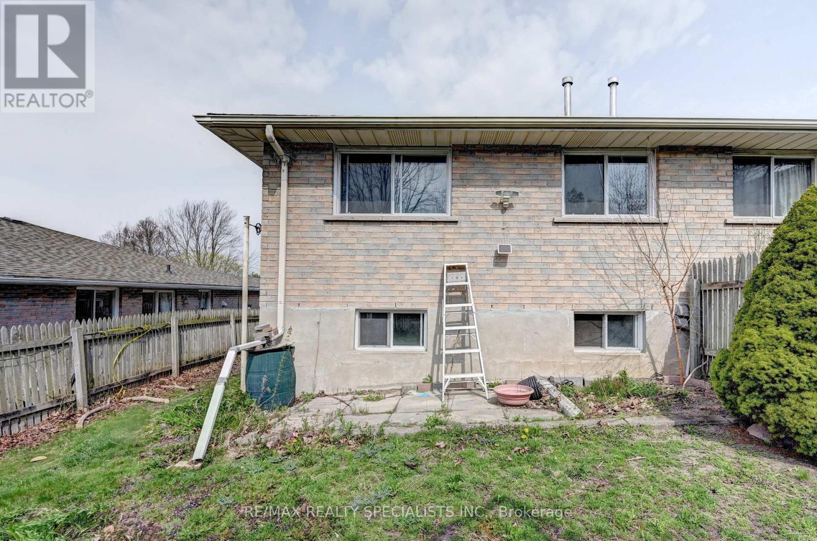 11 DINISON CRESCENT, Kitchener, Ontario