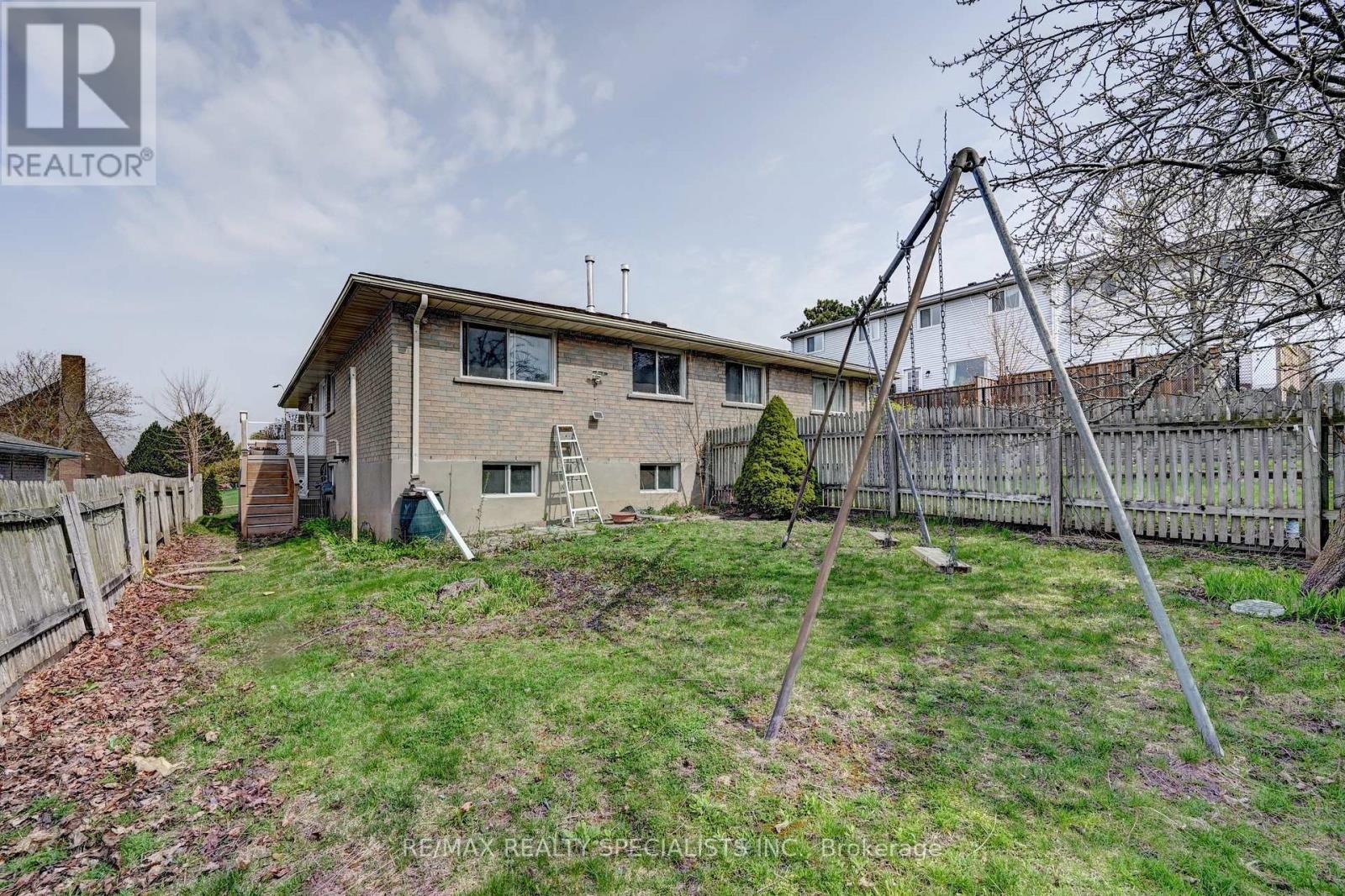 11 Dinison Crescent, Kitchener, Ontario N2E 2W3 - Photo 2 - X13240494