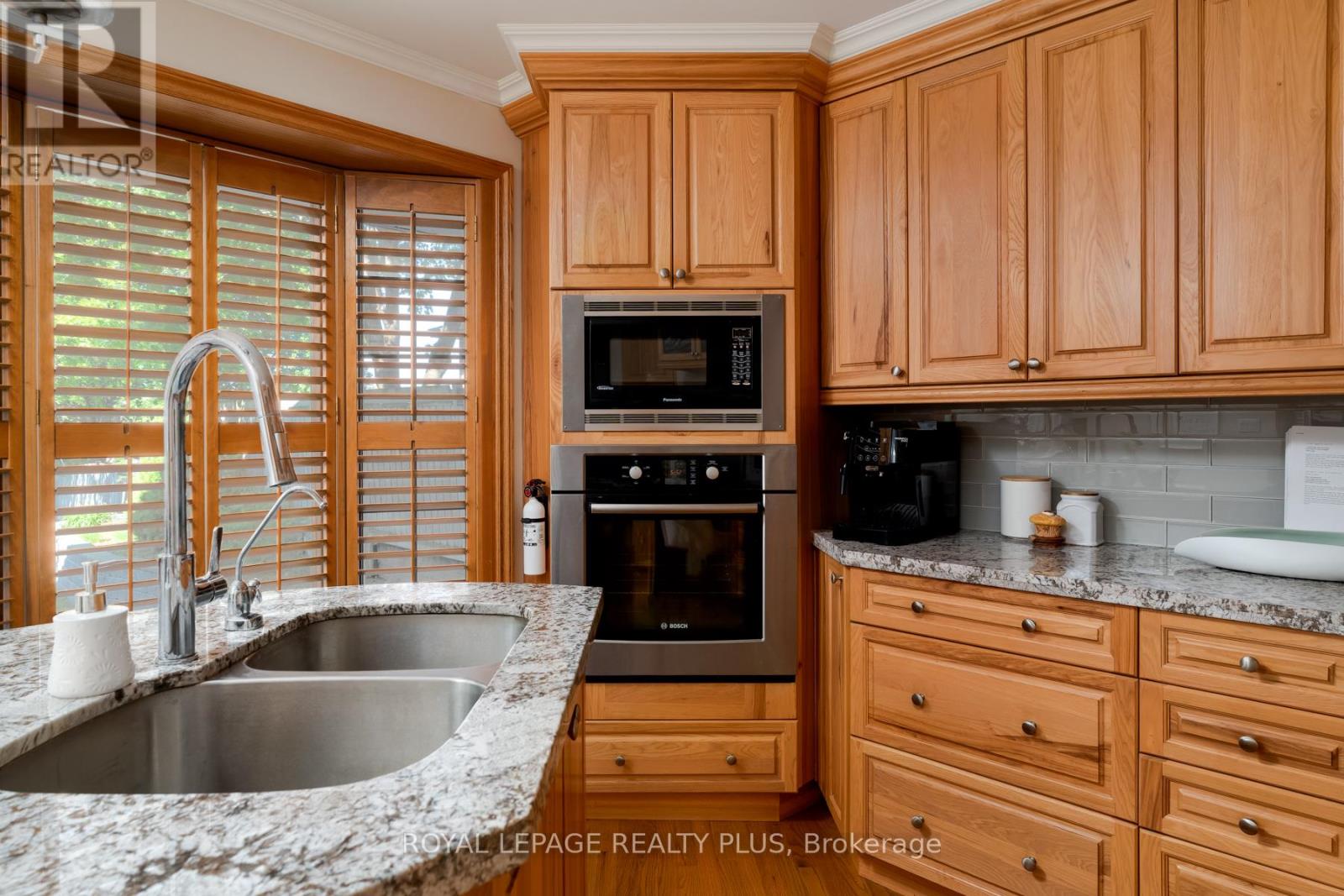 3629 Swirlingleaves Crescent, Mississauga, Ontario  L4Y 3P7 - Photo 17 - W13240370