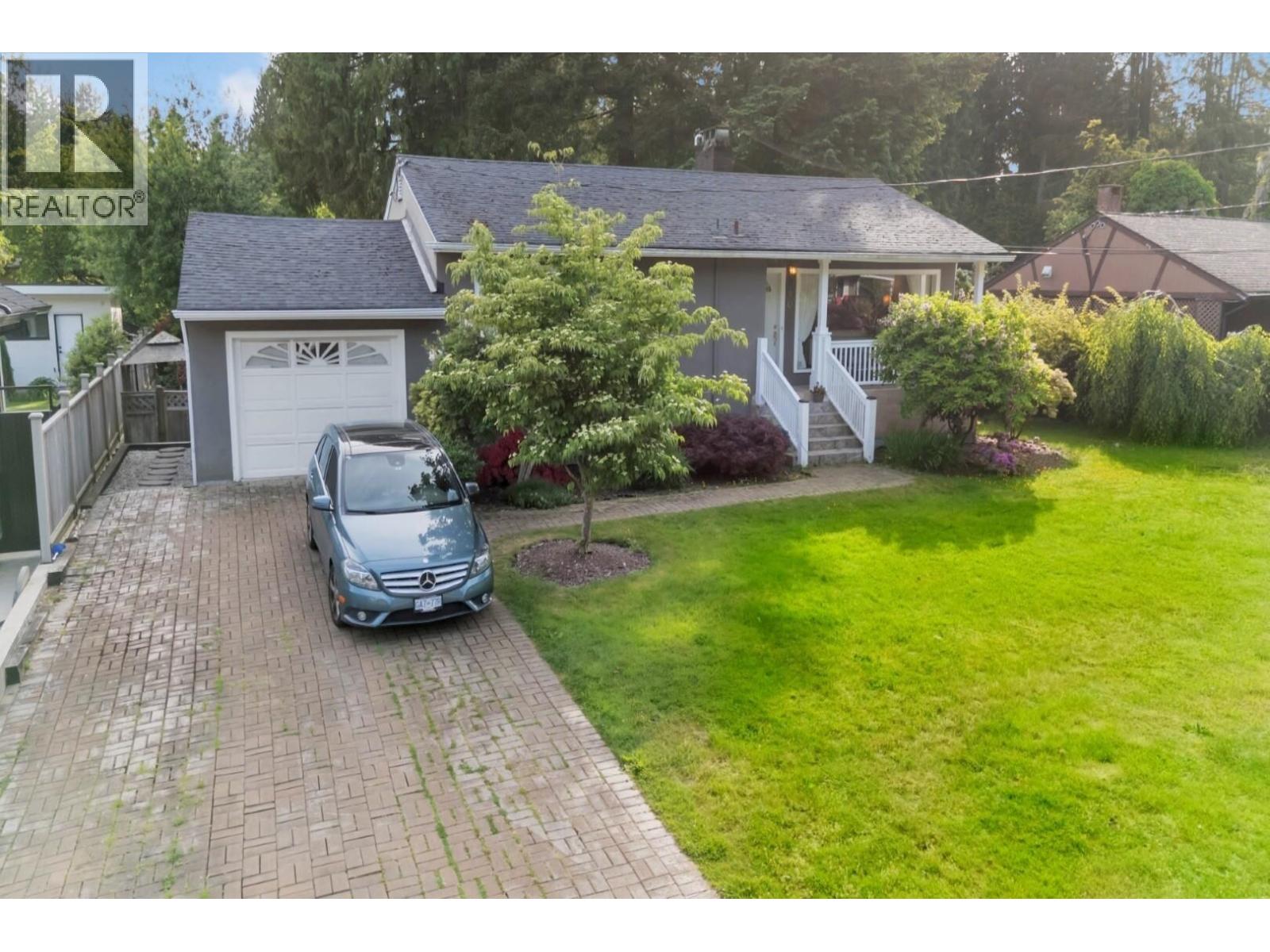 1075 Ruthina Avenue, North Vancouver, British Columbia  V7R 2E7 - Photo 5 - R3132078