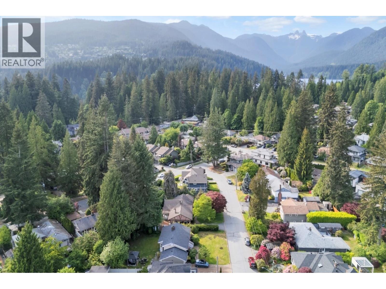 1075 Ruthina Avenue, North Vancouver, British Columbia  V7R 2E7 - Photo 4 - R3132078