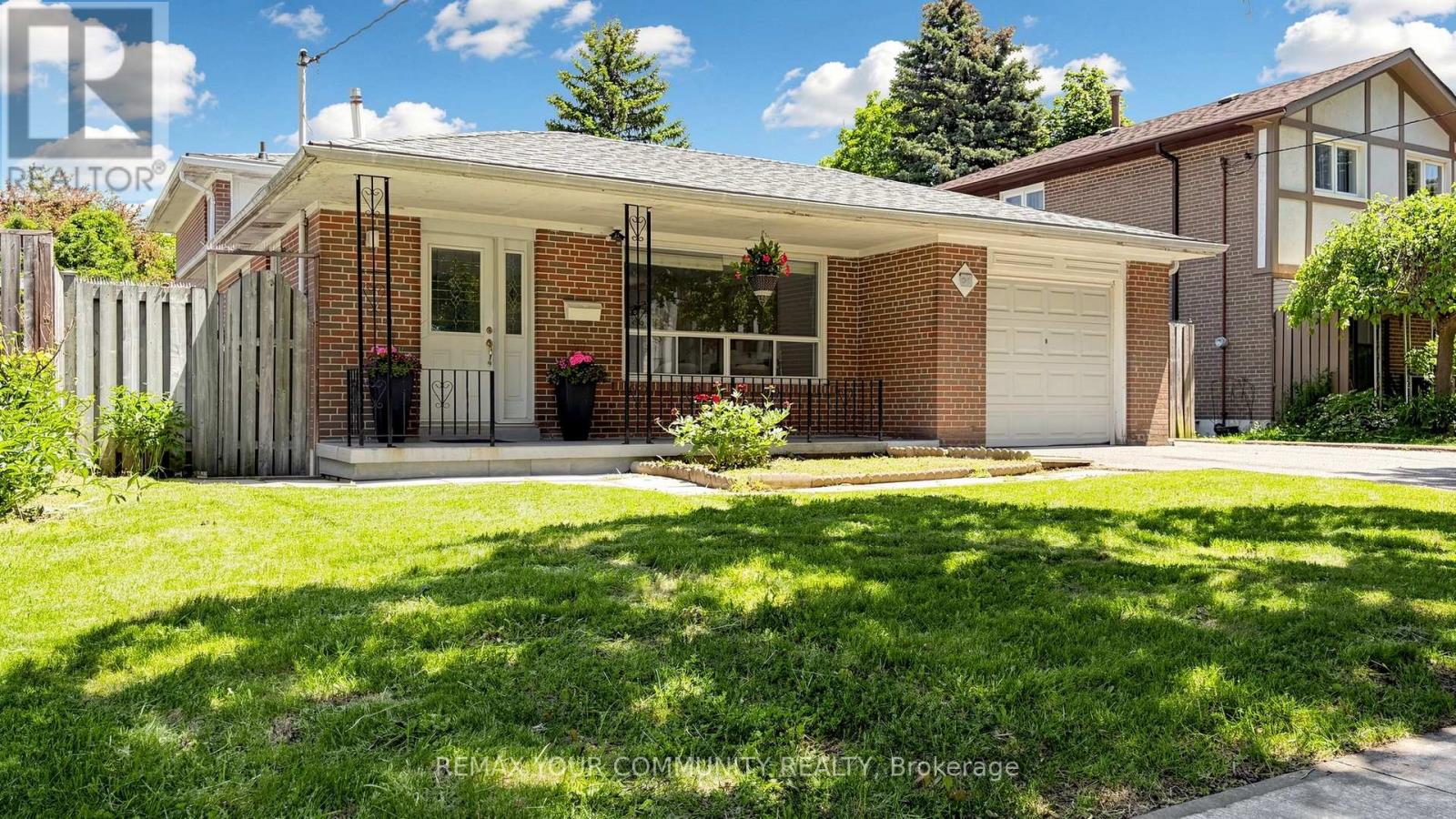 <div class="slider-price">$1,318,000</div><p>23 Lesgay Crescent, Toronto, Ontario</p>