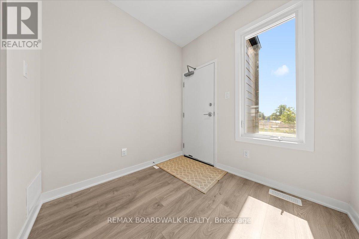 243 Lamarche Avenue, Ottawa, Ontario  K1W 0M5 - Photo 2 - X12965852