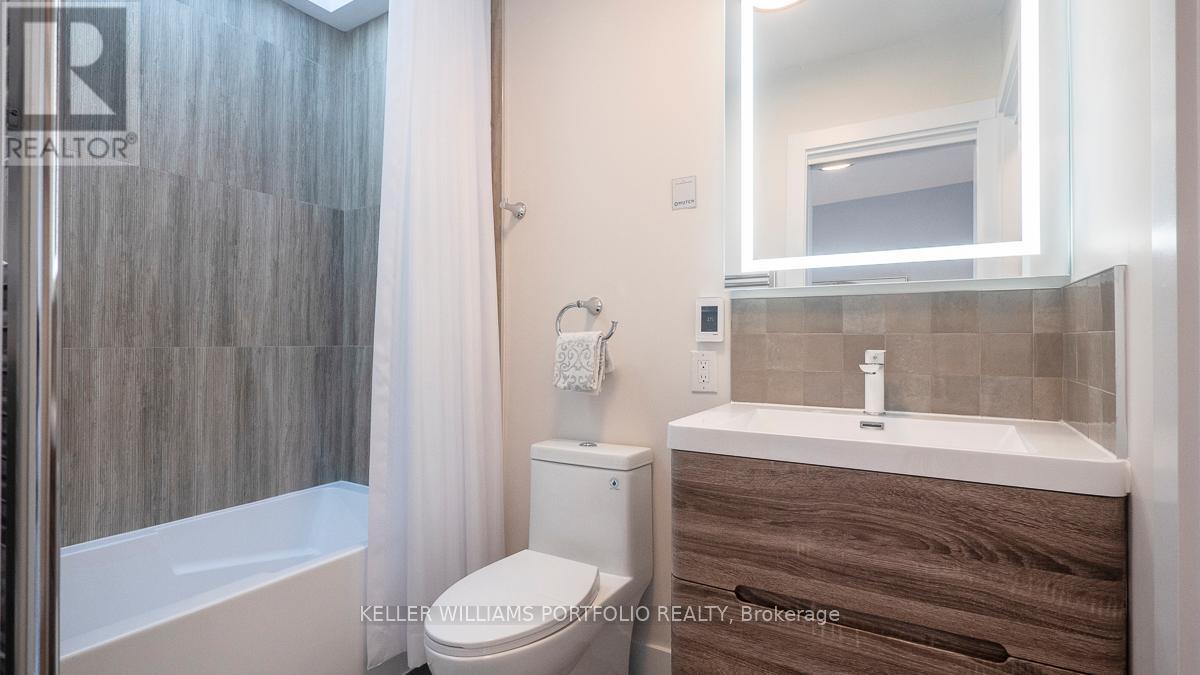 2nd Fl - 207 Beatrice Street, Toronto, Ontario  M6G 3E9 - Photo 11 - C13241444