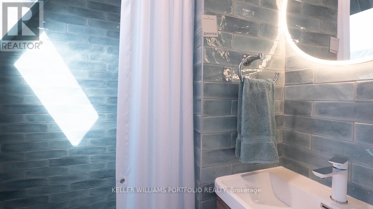 2nd Fl - 207 Beatrice Street, Toronto, Ontario  M6G 3E9 - Photo 15 - C13241444