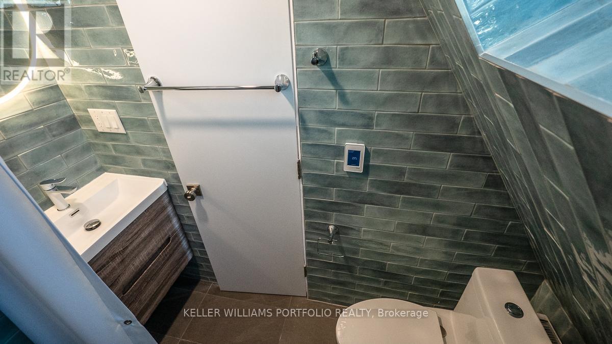 2nd Fl - 207 Beatrice Street, Toronto, Ontario  M6G 3E9 - Photo 22 - C13241444
