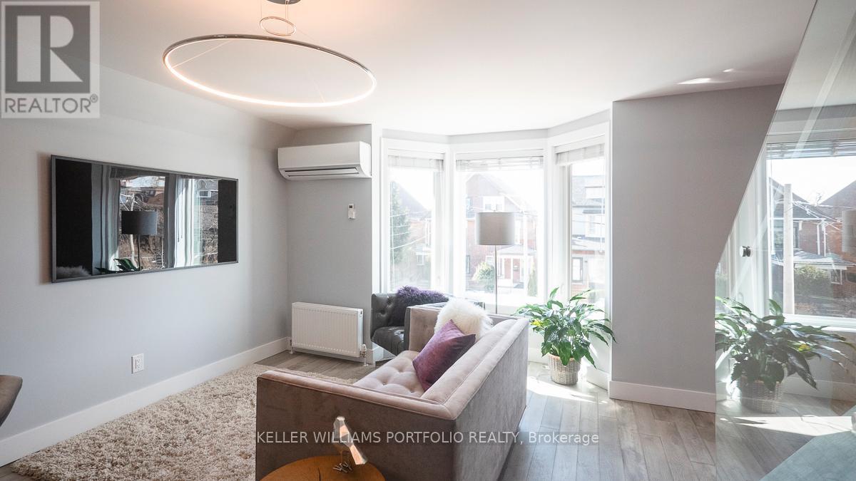 2nd Fl - 207 Beatrice Street, Toronto, Ontario  M6G 3E9 - Photo 4 - C13241444