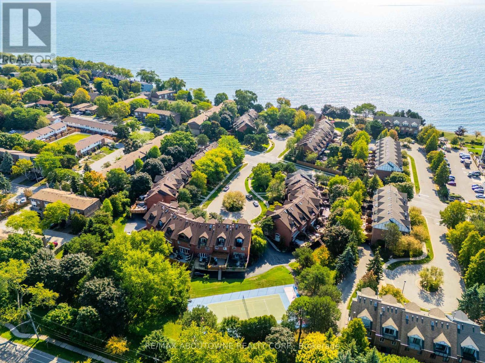 63 Tradewind Drive, Oakville, Ontario  L6L 6K8 - Photo 3 - W12865776