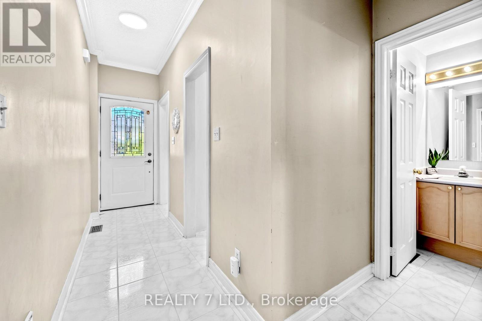 211 Downey Circle, Aurora, Ontario  L4G 7E8 - Photo 2 - N13241306