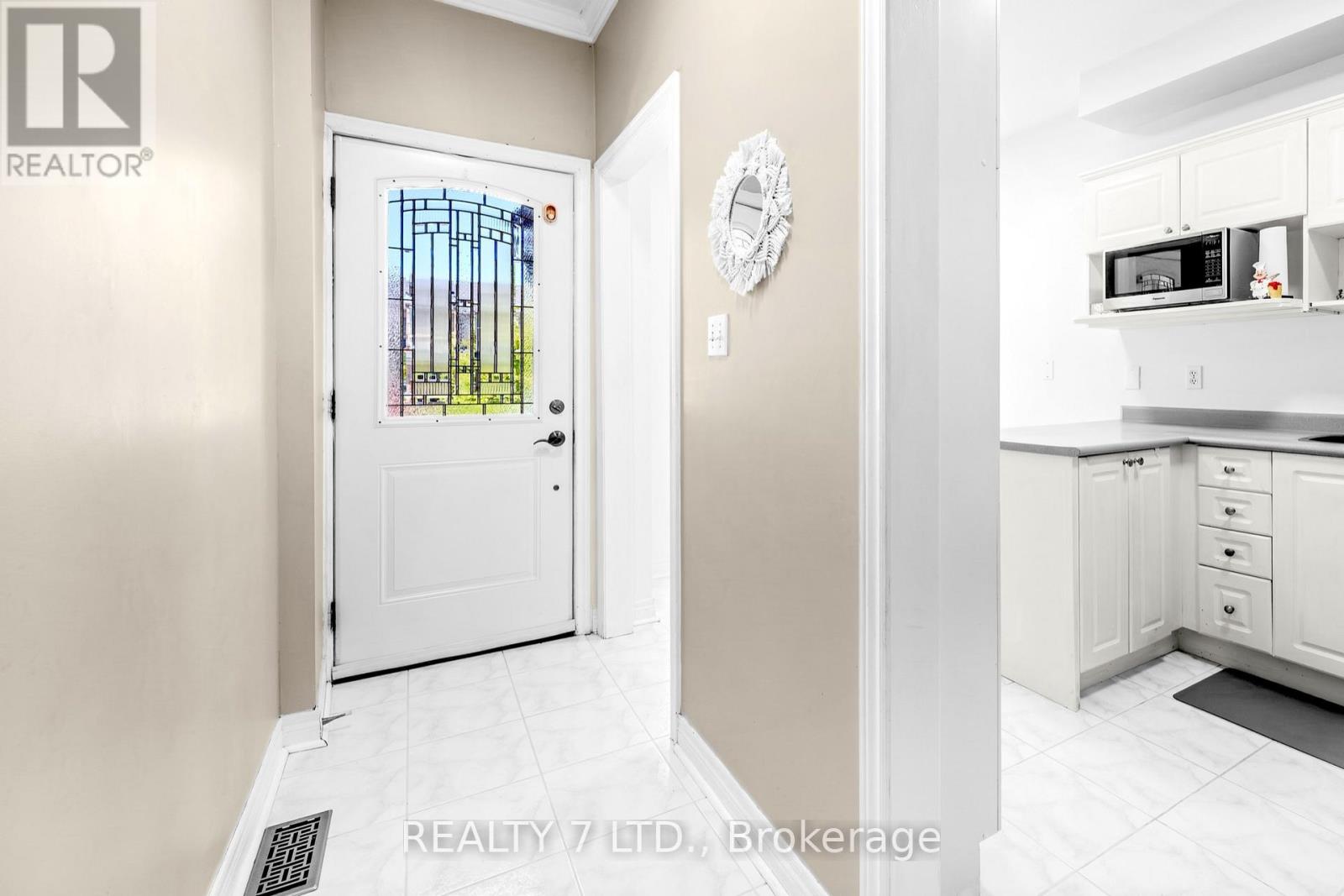 211 Downey Circle, Aurora, Ontario  L4G 7E8 - Photo 3 - N13241306