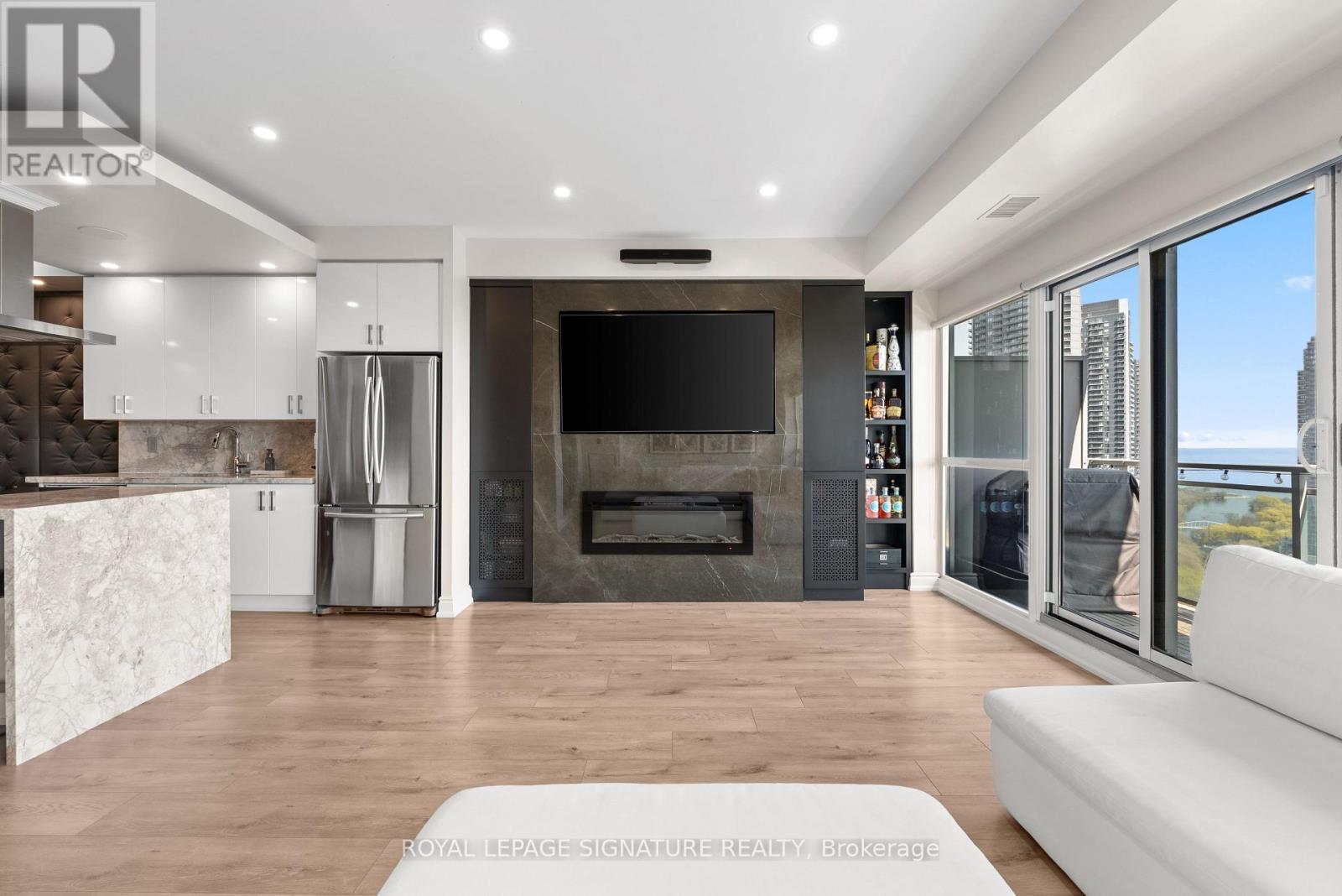 2128 - 165 Legion Road, Toronto, Ontario  M8Y 0B3 - Photo 3 - W13241142
